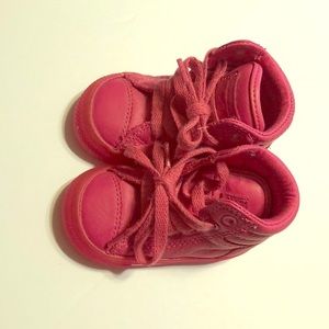 Pink converse sneaker, size 4.